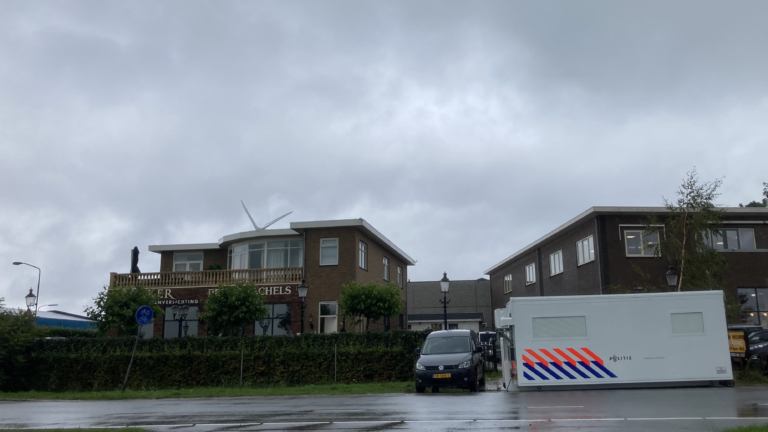 Grote politie-inval met aanhouding bij bedrijfspand aan Kanaaldijk in Boekelermeer